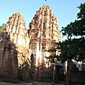 Prang Khaek, 路邊突兀的兩座古塔