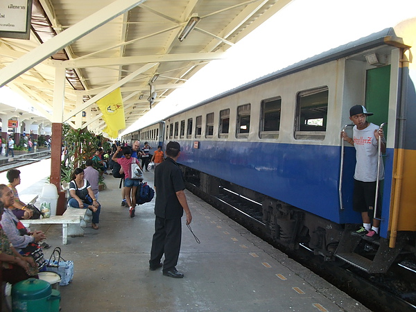 彭世洛火車站, 正要出發往南到猴城華富里(Lopburi)