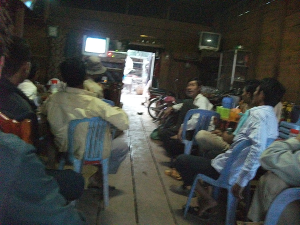 聚集在有電視的商店看拳擊是鄉下柬埔寨人的休閒嗜好