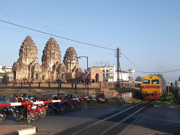 Lopburi, 華富里的最有名地標Prang Sam Yot, 三峰塔, 整個塔已經被猴子佔據, 所以不要進去參觀比較好, 花錢給猴追