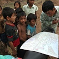 小朋友都聚集過來看柬埔寨地圖, 是認識自己國家的好機會
