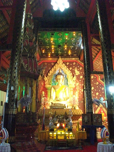 Wat Phra Non, 臥佛寺裡的另一間廟, 金光閃閃