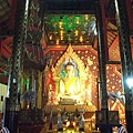 Wat Phra Non, 臥佛寺裡的另一間廟, 金光閃閃