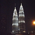 Petronas Twin Towers, 夜間的國油雙峰塔樓