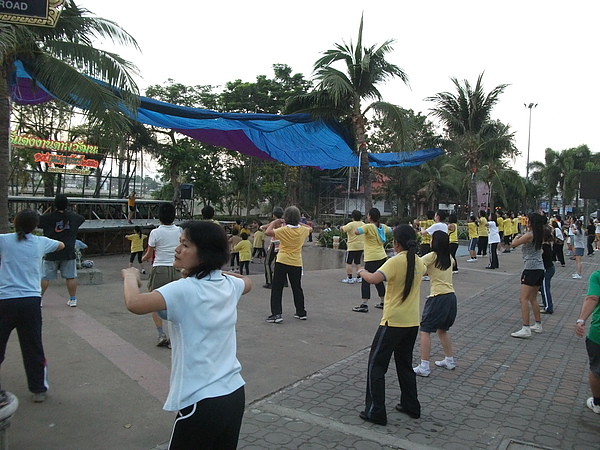 Phitsanulok, 彭世洛街頭, 小姐們正在跳有氧健康舞, 台上那位老師超起勁
