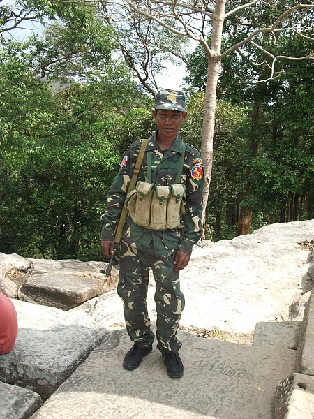 泰柬邊境Prasat Preah Vihear柏威夏寺駐守的士兵, 2007年曾經泰柬雙方在此發生衝突, 最近(2011)雙方也在此對戰好幾次, 死了好幾個士兵, 希望他老兄現在仍健在