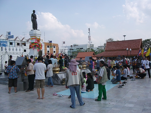 下一站是Nakhon Ratchasima(Khorat City), 呵叻, 此為紀念抗戰女英雄素拉納麗(Thao Suranari)女士的銅像, 來參拜的民眾源源不絕