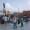 下一站是Nakhon Ratchasima(Khorat City), 呵叻, 此為紀念抗戰女英雄素拉納麗(Thao Suranari)女士的銅像, 來參拜的民眾源源不絕