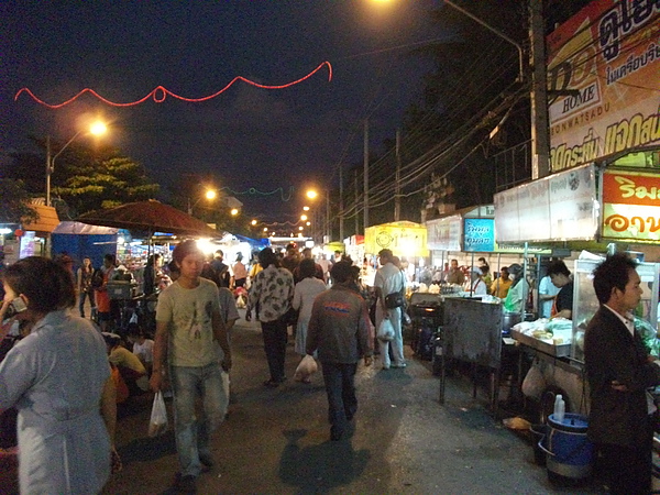 Wat Boon Night Bazaar, 夜市, 很便宜而且還不錯吃