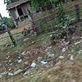 路邊村莊, 這一帶是非常貧窮的區域, 路邊垃圾也多, 還沒有環保的概念