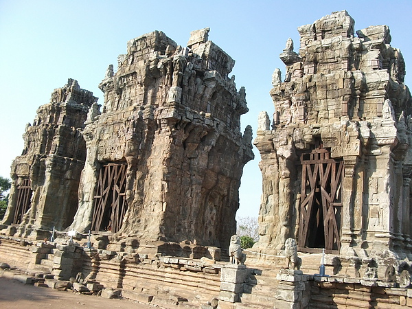 Phnom Krom, 豬山, 在洞里薩湖旁, 建於9~10世紀