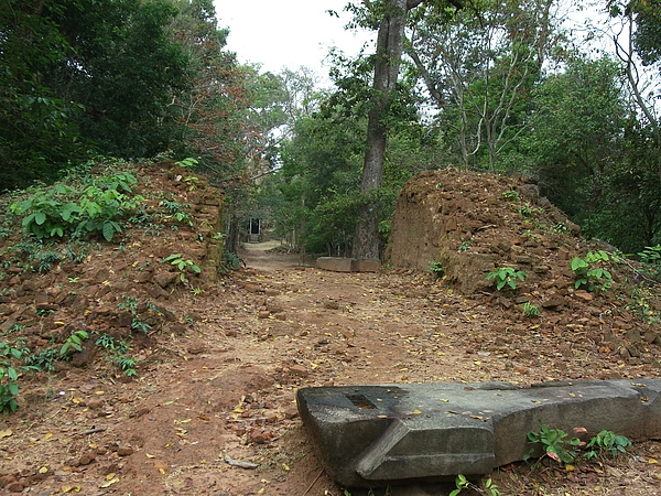 Sambor Prei Kuk, 三坡波雷古, 毀壞的正門口