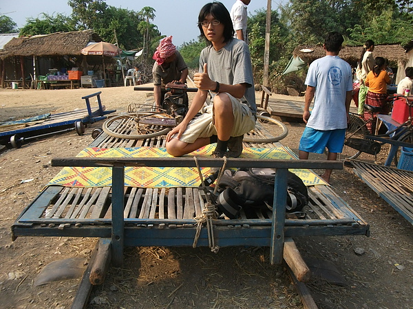 馬德望特產, 竹子火車, Bamboo Train, 柬埔寨雖有鐵軌, 但並無火車服務, 當地居民便利用簡單的引擎再鋪上竹子板, 而成為了這個火車來運送穀物