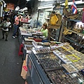 Amulet Market, 佛具市場, 有很多顧客與商家拿著放大鏡仔細鑑定