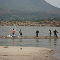 在湄公河上捕魚的漁民, 他們一整天的工作就是撒網 收網 撒網 收網的無限迴圈, 對面是寮國的山區