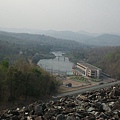 Sirikit Dam, 從水庫上看水庫下游就知道落差很大