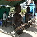 Wat Hanchey裡修復佛像的工匠