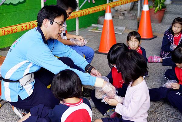 食農教育-新生國小-康軒叔叔分享米香~1021嘣米香~ (3).JPG