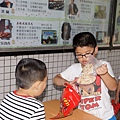 1021嘣米香在二城國小古早味爆米香教學和爆米香DIY (42).JPG