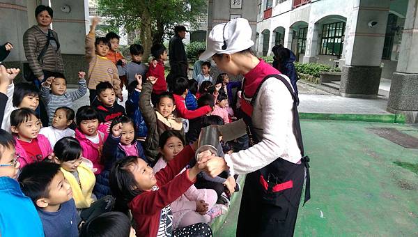 2016 食農教育-古早味爆米香教學-1021嘣米香在南屏國小-康軒文教 (38).jpg 2016 食農教育-古早味爆米香教學-1021嘣米香在南屏國小-康軒文教 (38).jpg