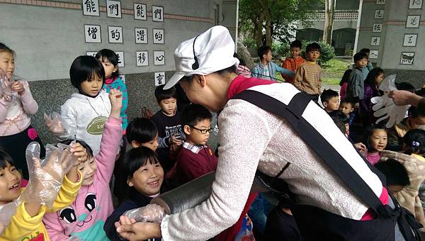 2016 食農教育-古早味爆米香教學-1021嘣米香在南屏國小-康軒文教 (45).jpg 2016 食農教育-古早味爆米香教學-1021嘣米香在南屏國小-康軒文教 (45).jpg