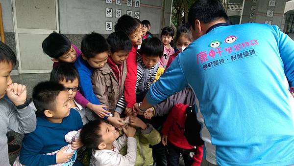 2016 食農教育-古早味爆米香教學-1021嘣米香在南屏國小-康軒文教 (46).jpg 2016 食農教育-古早味爆米香教學-1021嘣米香在南屏國小-康軒文教 (46).jpg