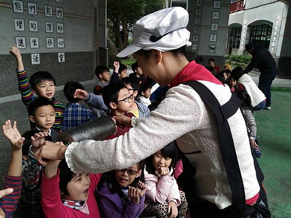 2016 食農教育-古早味爆米香教學-1021嘣米香在南屏國小-康軒文教 (70).jpg 2016 食農教育-古早味爆米香教學-1021嘣米香在南屏國小-康軒文教 (70).jpg