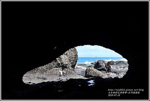 石門遊憩區 何處飛來之march車引人會心一笑 海蝕洞別有洞天 神奇 大女孩的花間情事 痞客邦