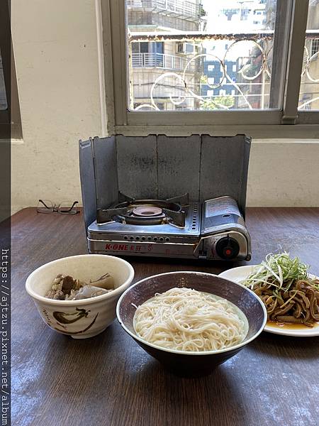 左邊是帶皮三層肉加點、中間是油蔥麵線、右邊是涼拌羊肚.jpg