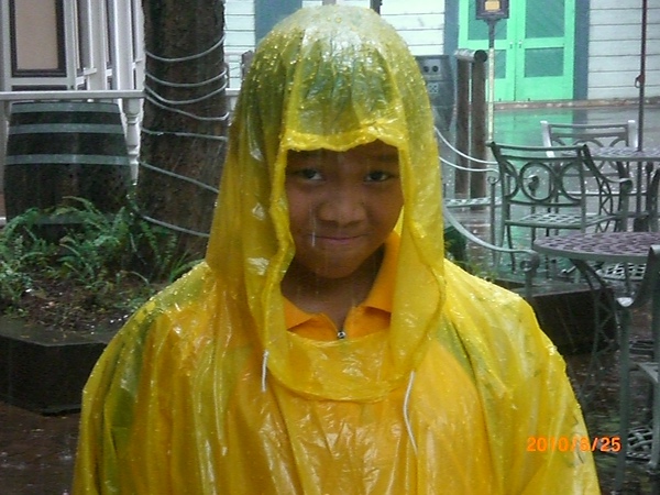 我穿雨衣在六福村淋雨