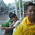 我穿雨衣在六福村淋雨，淋的真舒服