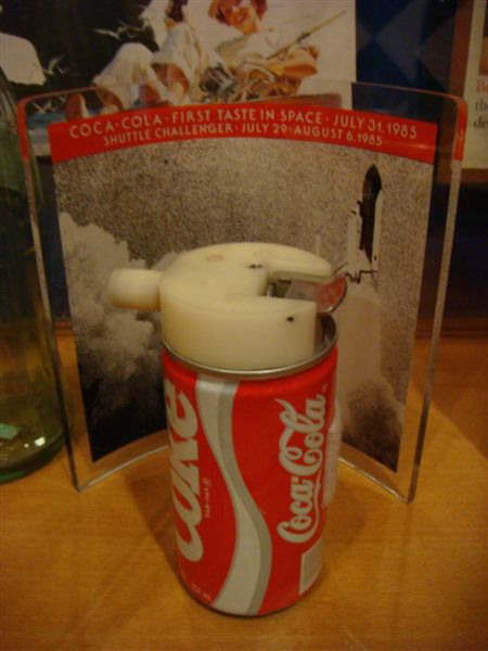 太空人在太空中也可以喝可樂喔，特製的罐子