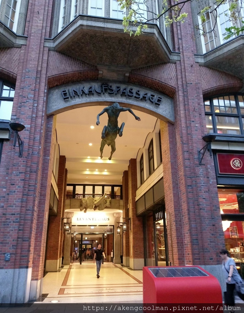 德國漢堡購物廊道Levantehaus的大門口上有精緻雕像