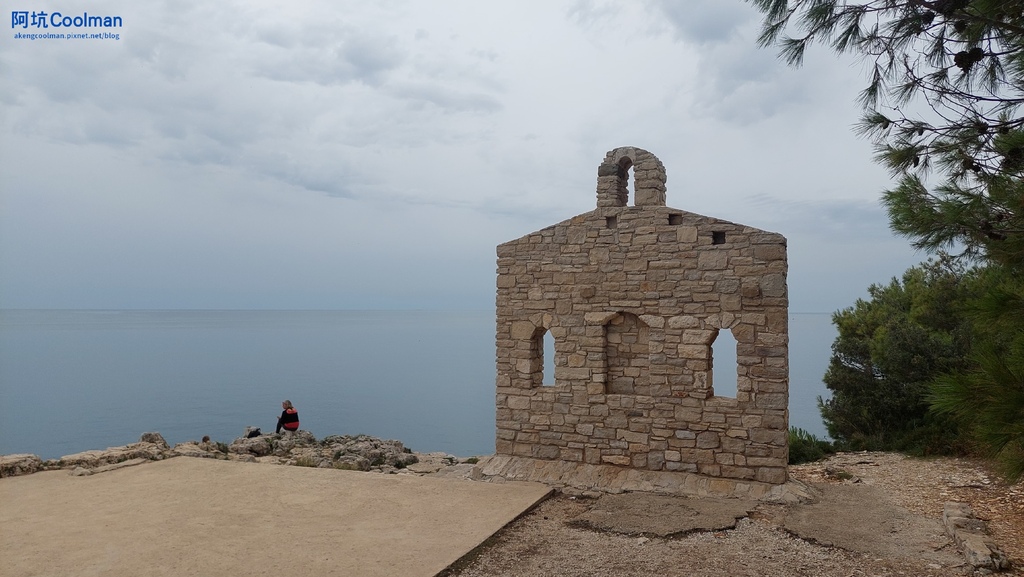 普拉 Sveta Stijena 海邊著名石牆.jpg