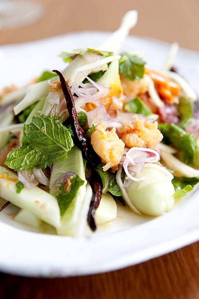 Minced_prawn_and_cucumber_salad_with_green_mango