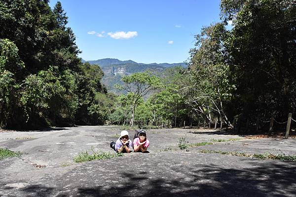 五月阿里山鐵路 - 初夏螢火蟲之旅: 勇闖巨石板 - 漫走二