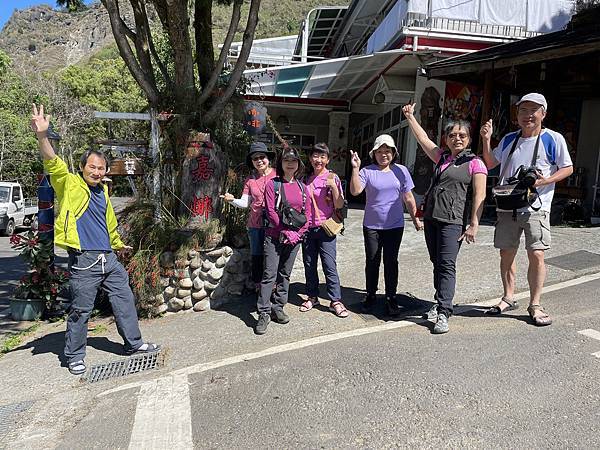 五月阿里山鐵路 - 初夏螢火蟲之旅: 勇闖巨石板 - 漫走二