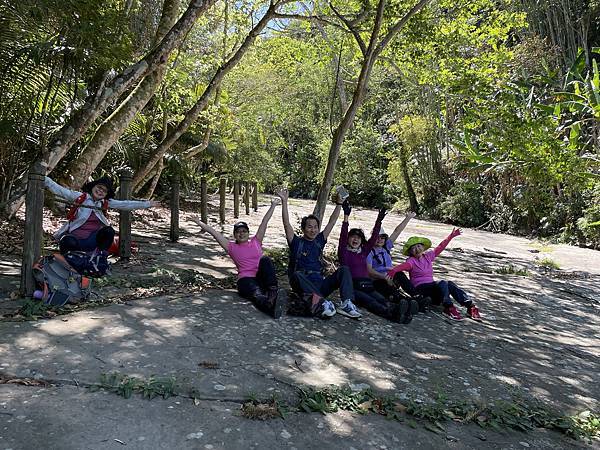 五月阿里山鐵路 - 初夏螢火蟲之旅: 勇闖巨石板 - 漫走二