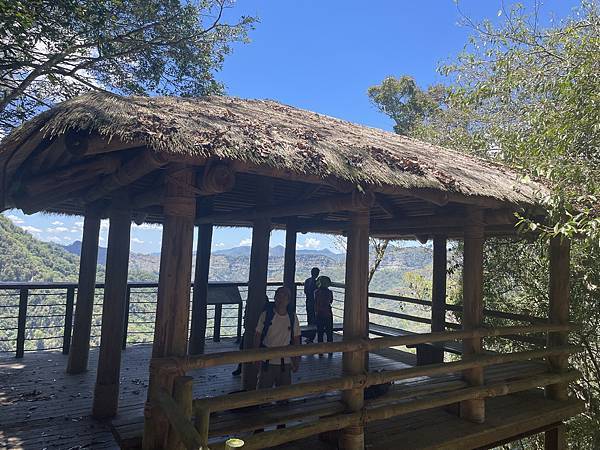 五月阿里山鐵路 - 初夏螢火蟲之旅: 勇闖巨石板 - 漫走二