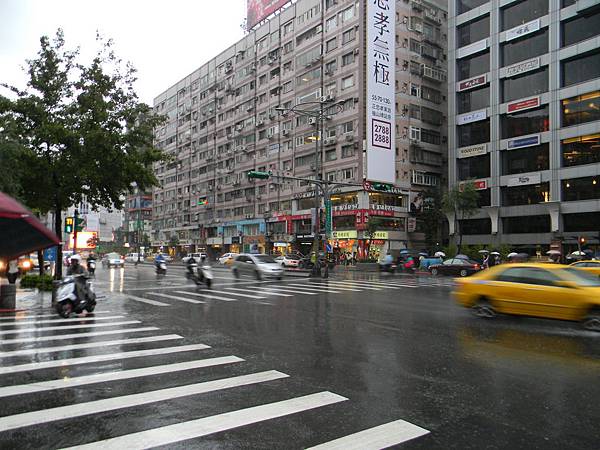 9.忠孝東路和大安路口.JPG