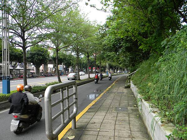 20.中山北路五段捷運站附近一景