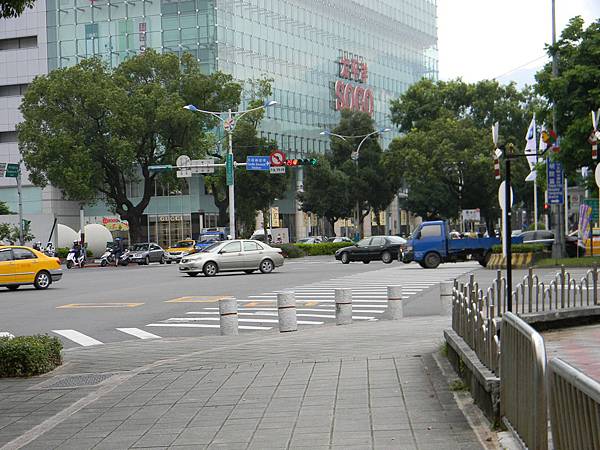 10.中山北路忠誠路口