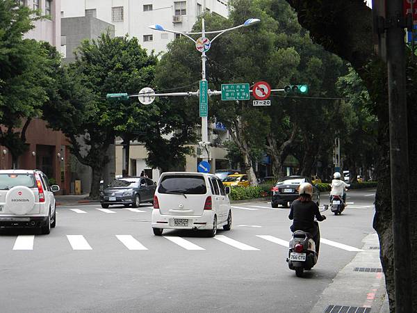 14.中山北路德行東西路口