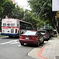 40.正奮力在好漢坡往上爬的220路公車