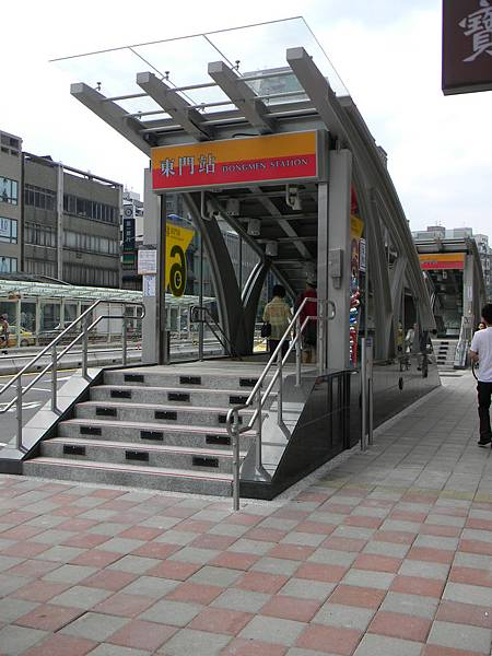 1.捷運東門站  6號出入口