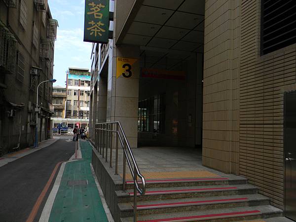 13.捷運東門站3號出口  臨沂街端