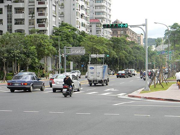 145.松仁路往吳興街方向特寫