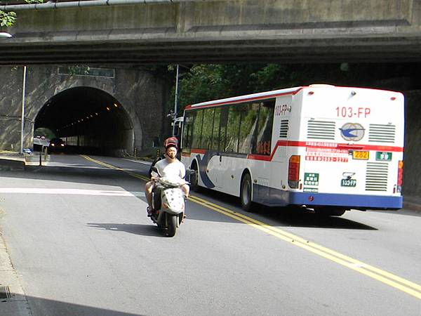 64.準備進入莊敬隧道往文山區的公車.JPG