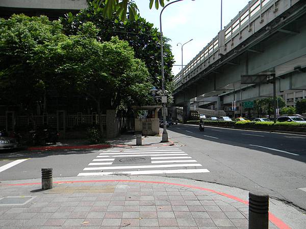 7.臥龍街基隆路口(和平高中側).JPG