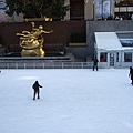 09年12月30日，小金人冬天變成溜冰場了，夏天是餐廳.jpg